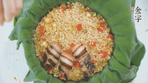 擺上金字醬肉，妥帖包裹好上鍋蒸。