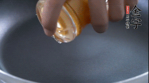 植物油入鍋，翻炒冬瓜。