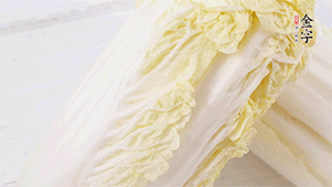 娃娃菜洗凈，對半切。