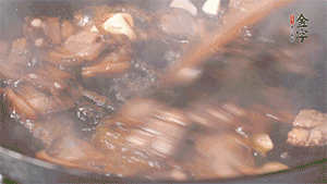 熱油下鍋，爆香蒜片。放入醬肉翻炒片刻后,下豌豆尖均勻翻炒。