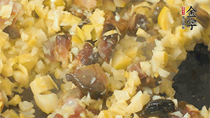 熱油起鍋，下醬肉丁炒香，再加入筍丁、適量水淀粉勾芡翻炒均勻。