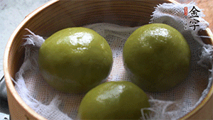青團(tuán)上沸水鍋中蒸10分鐘即可。