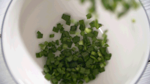 韭菜洗凈，切粒。
