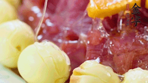 出鍋前10分鐘淋上蜂蜜，倒扣出來撒上桂花，擺上胡蘿卜裝飾即可。