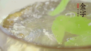 萵筍去皮切片，加鹽焯水。