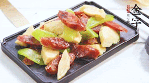 熱油下鍋，依次下金字香腸、萵筍、冬筍，均勻翻炒。