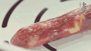 香腸蒸至半熟切片，筍切丁備用。