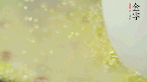 糯米、紅豆浸泡1小時(shí)，和小米一起入電飯鍋蒸熟。