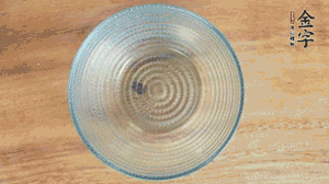 取一個(gè)碗，香菇倒放，香腸片圍繞鋪成圓形，加炒好的米飯壓實(shí)。