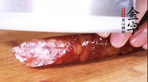 金字肉感香腸切成片，大蒜切末。