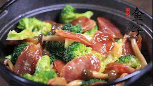 出鍋前加少許鹽、水淀粉即可。