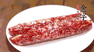 金字香腸斜切成片。