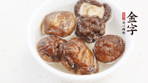 鍋加熱至7成，放蘿卜絲煸炒，加3粒冰糖翻炒至透明，盛出備用。