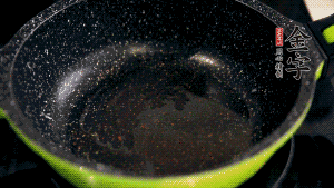 盆中放入炒好的蘿卜絲、香腸等食材，加粘米粉、澄粉，一邊倒香菇水，一遍攪拌成稀糊狀。（加入少量的澄粉可以讓蘿卜糕質(zhì)地柔軟又充滿彈性，而且還可以增加成品的透明感。 ）