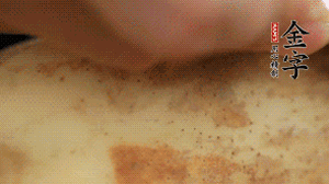 金字香腸切片，藕去皮切薄片備用。