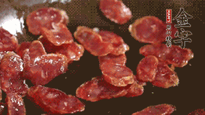 鍋中油7成熱時，，先放香腸煸香，再放荷蘭豆、小玉米均勻翻炒。（可淋點料酒或清水讓香腸口感軟一些）