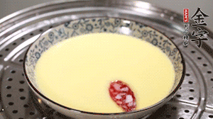 將香腸片均勻鋪上，繼續(xù)蒸6分鐘。