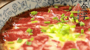 出鍋前淋上少許生抽、香油調(diào)味，撒上蔥花就可以了。