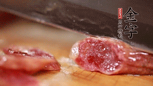 金字香腸蒸或煮至7成熟，切成片備用。