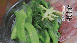 燜好的米飯開蓋，放入菜心、荷蘭豆，澆上調(diào)味汁拌勻。