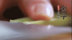 西芹改刀切成菱形。