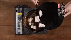 將鮮肉、咸肉、姜片、蔥結(jié)放到湯鍋中，加黃酒及足量清水。