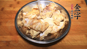 筍干冷水泡發(fā)至軟，切成小段，生姜切成片備用。