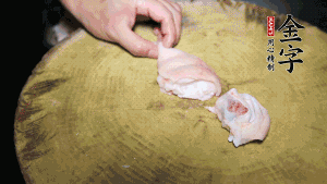 新鮮豬蹄切成塊狀，冷水入鍋，加姜片、黃酒汆燙3分鐘，出鍋后洗凈。（要先將豬蹄的蹄甲和毛處理干凈，如果有毛扎扎的感覺，非常影響口感。大火燒開后，撇去血沫，要多撇幾遍至干凈，這樣才可使湯色更鮮亮、清淡不油膩。）