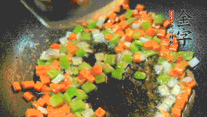 以耗油、料酒調(diào)味，加適量清水燜煮。