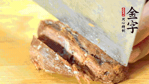 金字鹵牛肉切成小塊備用。