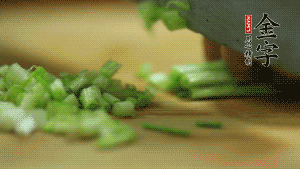 小蔥切成蔥花。