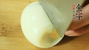 煮面條的同時把雞蛋煮好。