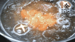 將烏冬面放入調(diào)好味的面湯中一起煮熟。（選擇烏冬面的原因，第一是因為菜鳥也能很好地做出成品，而不用擔(dān)心會糊鍋或者黏在一起；第二是因為白色的面條，在夏天看起來更有食欲。）