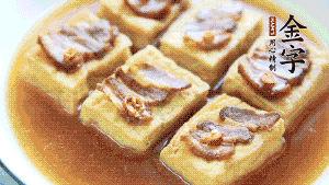 裝盤時(shí)，撒上蔥花裝飾。