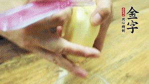 將食材洗凈，茄子、土豆切滾刀塊。