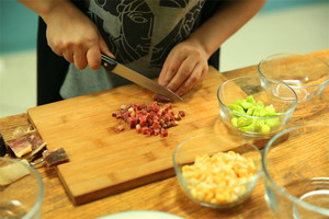 金字火腿隔水蒸15分鐘后切成小丁。