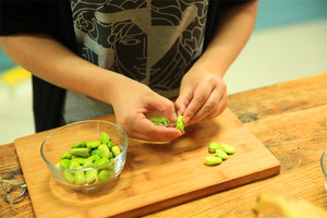 蠶豆剝除外殼，剩下嫩嫩的蠶豆。
