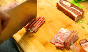 將火腿清洗后切成絲備用。
