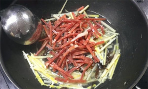 火腿絲、筍絲、黑木耳絲汆水后，瀝干。