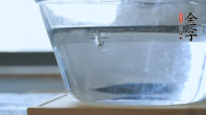 紅豆提前浸泡備用。