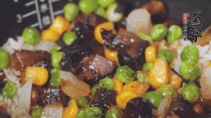 出鍋前加蠔油、生抽調(diào)味，撒點(diǎn)熟白芝麻即可。