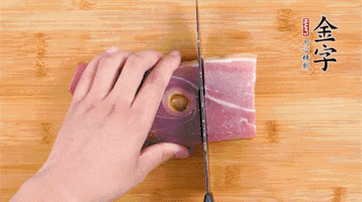 金字火腿切片，老豆腐切成塊，海鮮菇洗凈。