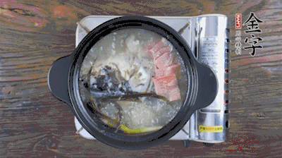 放豆腐、海鮮菇繼續(xù)中小火煮5分鐘。