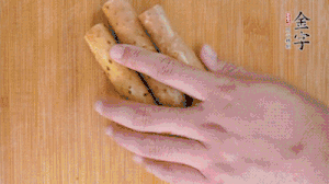 山藥去皮切斜刀塊，毛豆去外殼去膜，姜切片。