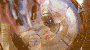 鍋中依次放姜片、排骨、火腿，加料酒、清水煮開轉(zhuǎn)小火煮30分鐘。