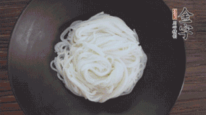 依次放入黃瓜絲、花生米、燙熟的豆芽、麻辣香腸、香菜、擺盤即可。