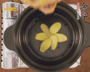 準(zhǔn)備土砂鍋，放姜片、鴿子、火腿片、蔥結(jié)、料酒，加沒(méi)過(guò)食材多些的清水，中小火燉煮。