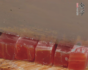 金字火腿切丁，春筍剝殼切丁，豌豆剝粒。