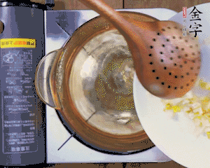 春筍丁焯水，1分鐘后加火腿丁一同汆燙1分鐘。