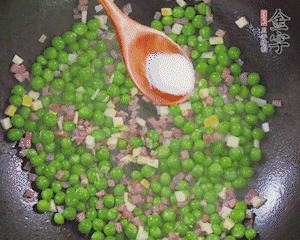 加水、料酒、鹽燒2分鐘即可。